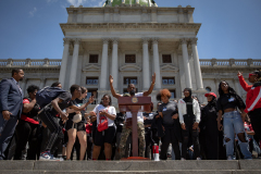 8 de mayo de 2023: El senador Sharif Street organiza una marcha estudiantil por la seguridad de las armas en Harrisburg. El programa Forget Me Knot tiene su sede en Filadelfia y ofrece formación laboral, tutoría y recursos educativos a jóvenes en situación de riesgo afectados por la pobreza y los abusos.