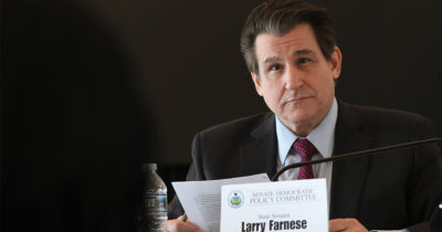 Senador Larry Farnese