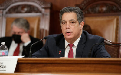 El senador Costa vota a favor de los mapas definitivos de la Cámara de Representantes y el Senado en la audiencia del LRC