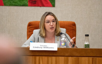 El senador Lindsey Williams hace pública una declaración sobre la apertura de las audiencias de la Comisión de Financiación de la Educación Básica