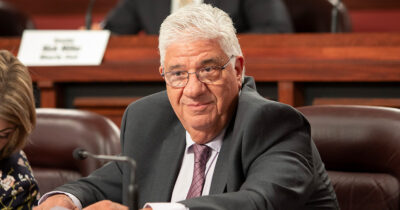 Senador Wayne Fontana